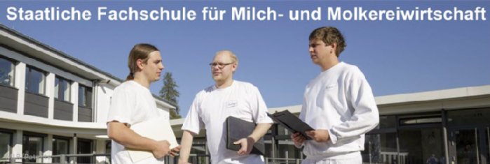 Drei Schüler vor dem Schulgebäude